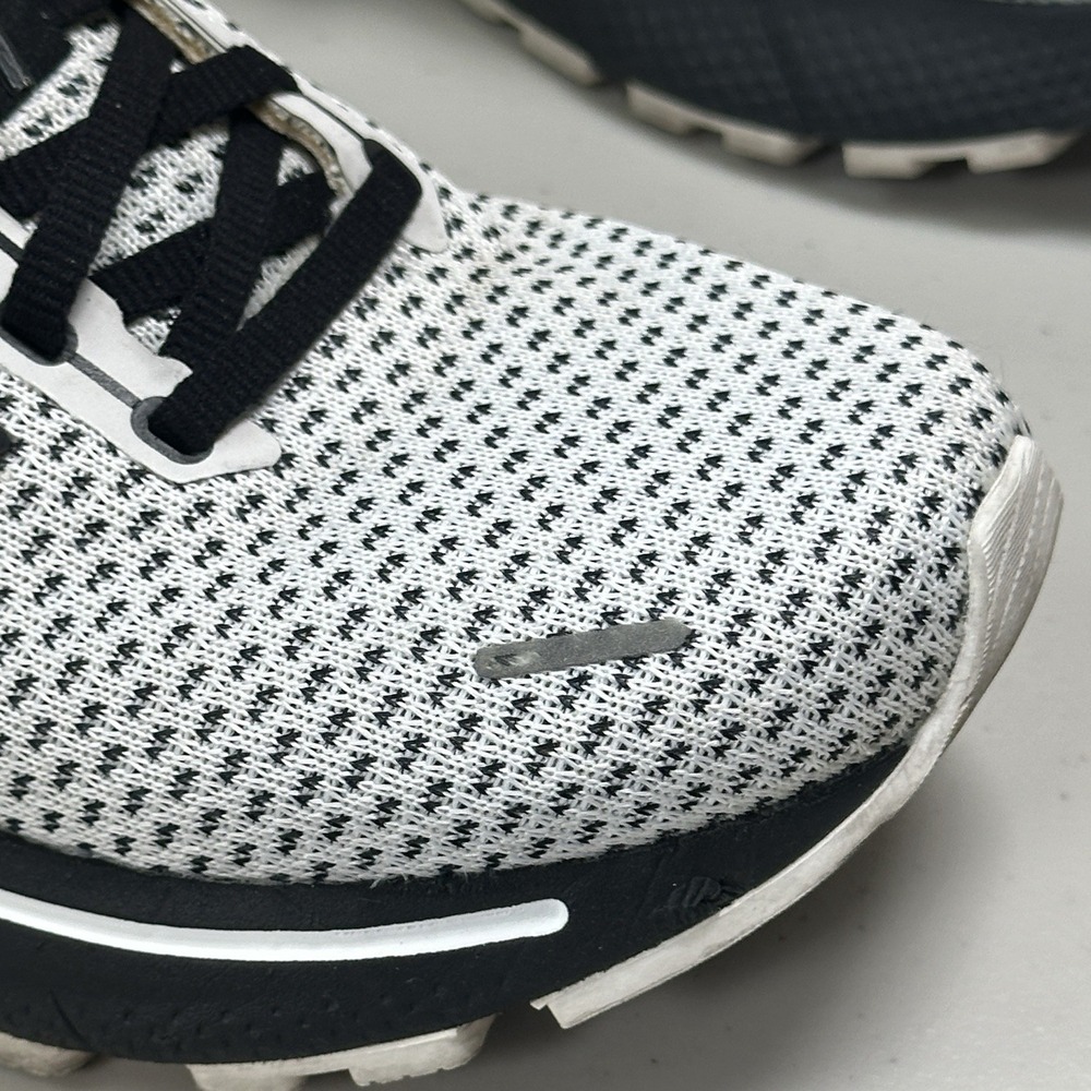 Brooks Adrenaline GTS 22 Womens Size 7.5 Running Shoes White Black 1203531B135 - Picture 2 of 16